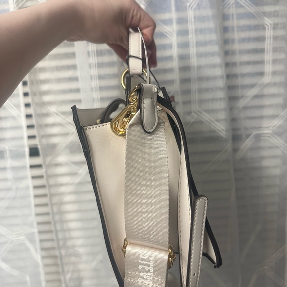 Viral Steve Madden crossbody - Picture 5 of 8